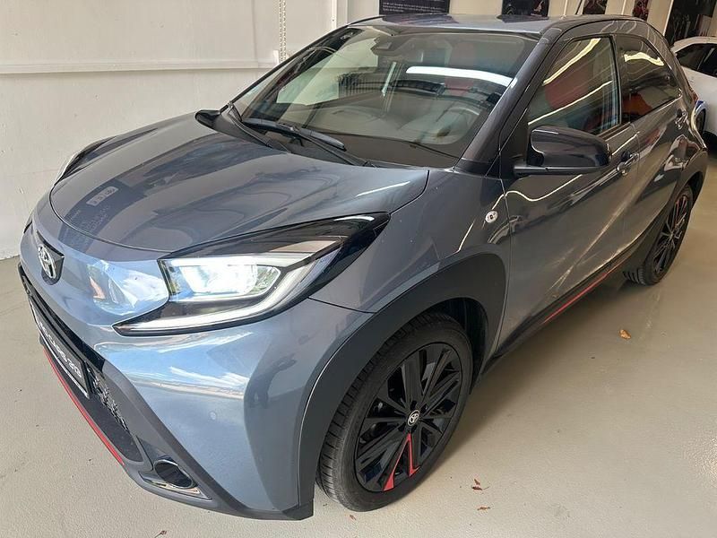 Grün Gebraucht 2023 Toyota Aygo Kleinwagen | 18.490 € (Etwas zu teuer) - Bild 1/4
