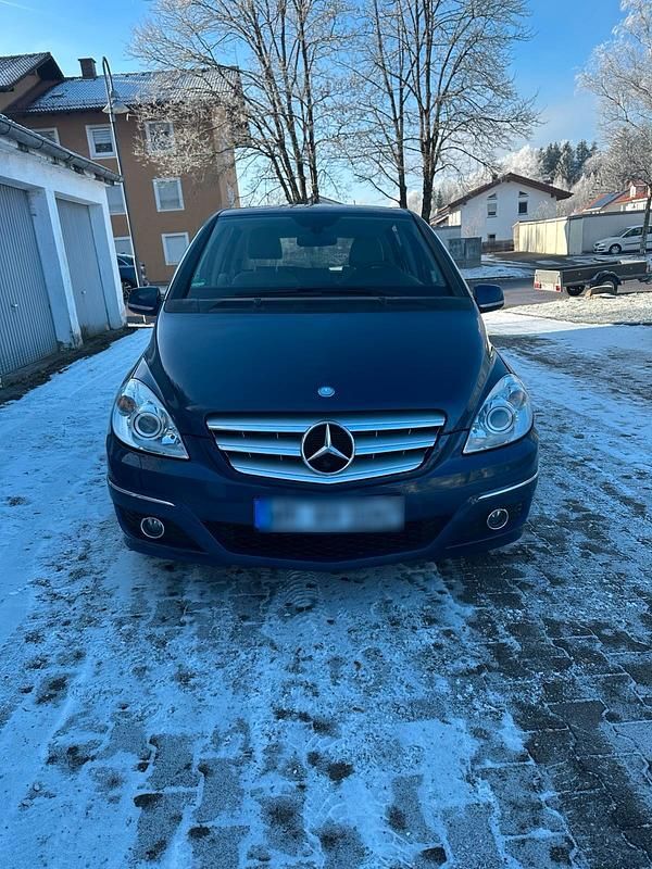 Blau Gebraucht 2010 Mercedes 200 Limousine | 5.800 € (Fairer Preis) - Bild 1/4