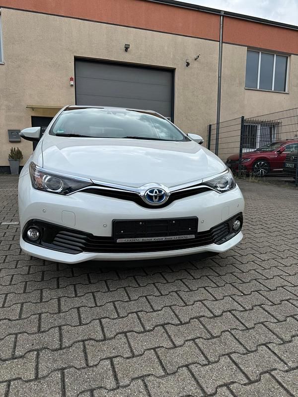 Weiß Gebraucht 2017 Toyota Auris Hybrid Limousine | 15.900 € (Fairer Preis) - Bild 1/4
