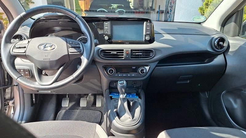 Gebraucht Hyundai i10 Trend 84 PS (61 kW) 2022 Grau Kleinwagen