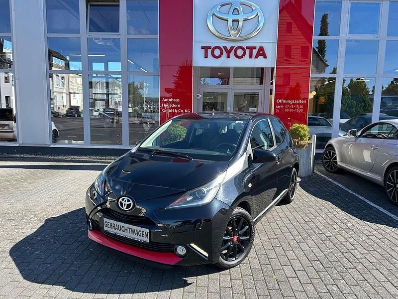 Schwarz Gebraucht 2015 Toyota Aygo X-clusiv Kleinwagen | 8.800 € (Etwas zu teuer) - Bild 1/4