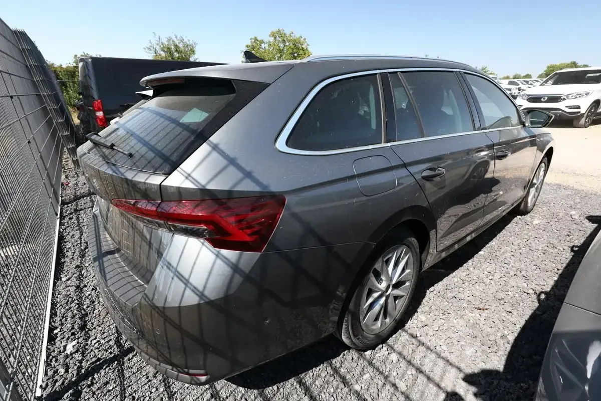 Neu Skoda Octavia Selection 150 PS (110 kW) 2025 Graphitegrau metallic Kombi