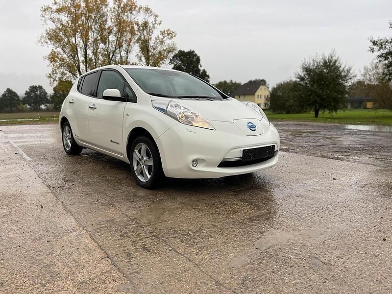 Weiß Gebraucht 2017 Nissan Leaf Kleinwagen | 11.199 € (Guter Preis) - Bild 1/4