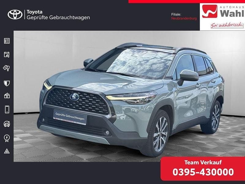 Grün Gebraucht 2022 Toyota Corolla Cross Team SUV | 31.900 € (Etwas zu teuer) - Bild 1/4