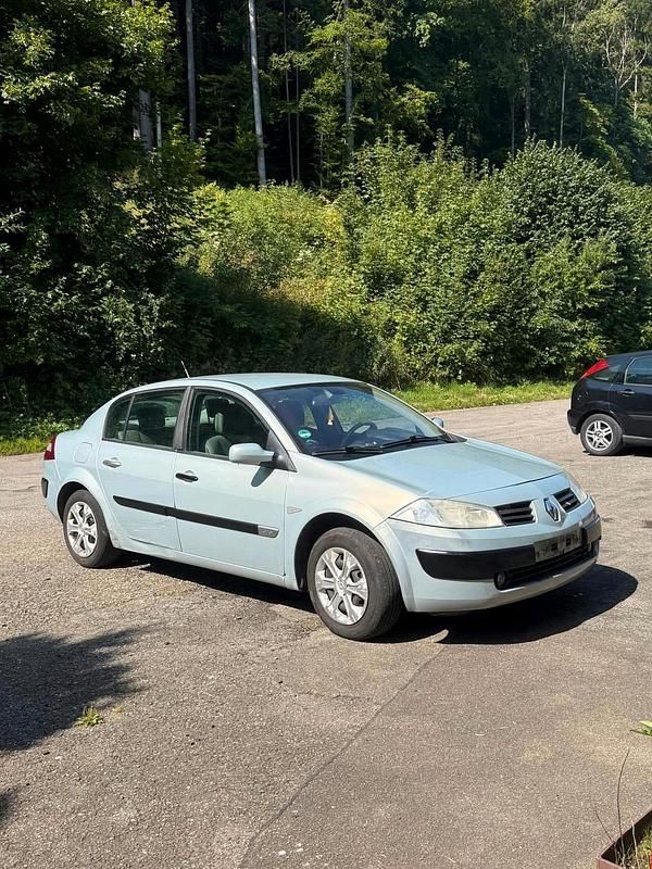 Grau Gebraucht 2003 Renault Mégane II Limousine | 1.400 € (Fairer Preis) - Bild 1/4
