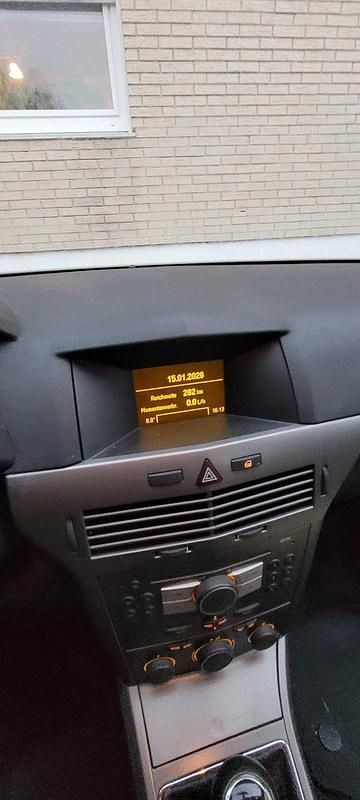 Grau Gebraucht 2004 Opel Astra Limousine | 2.100 € (Etwas zu teuer) - Bild 1/4