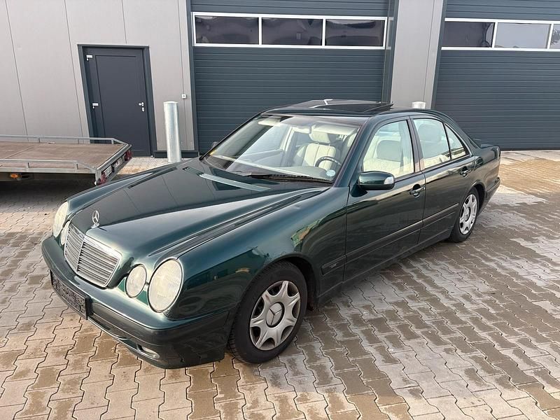 Grün Gebraucht 2002 Mercedes E240 Classic Limousine | 2.250 € (Superpreis) - Bild 1/4