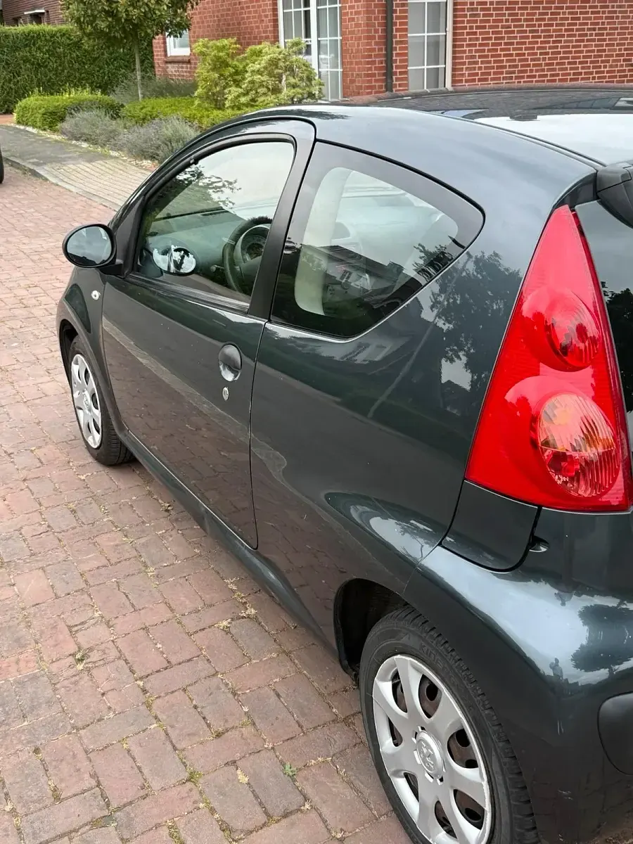 Gebraucht Peugeot 107 67 PS (49 kW) 2010 Grau Kleinwagen