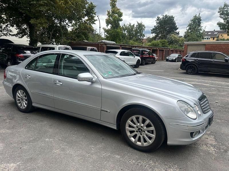 Silber Gebraucht 2006 Mercedes E220 Elegance Limousine | 5.500 € (Fairer Preis) - Bild 1/4