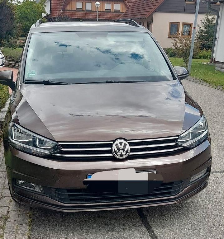 Braun Gebraucht 2017 VW Touran Comfortline Van / Kleinbus | 13.990 € (Fairer Preis) - Bild 1/4