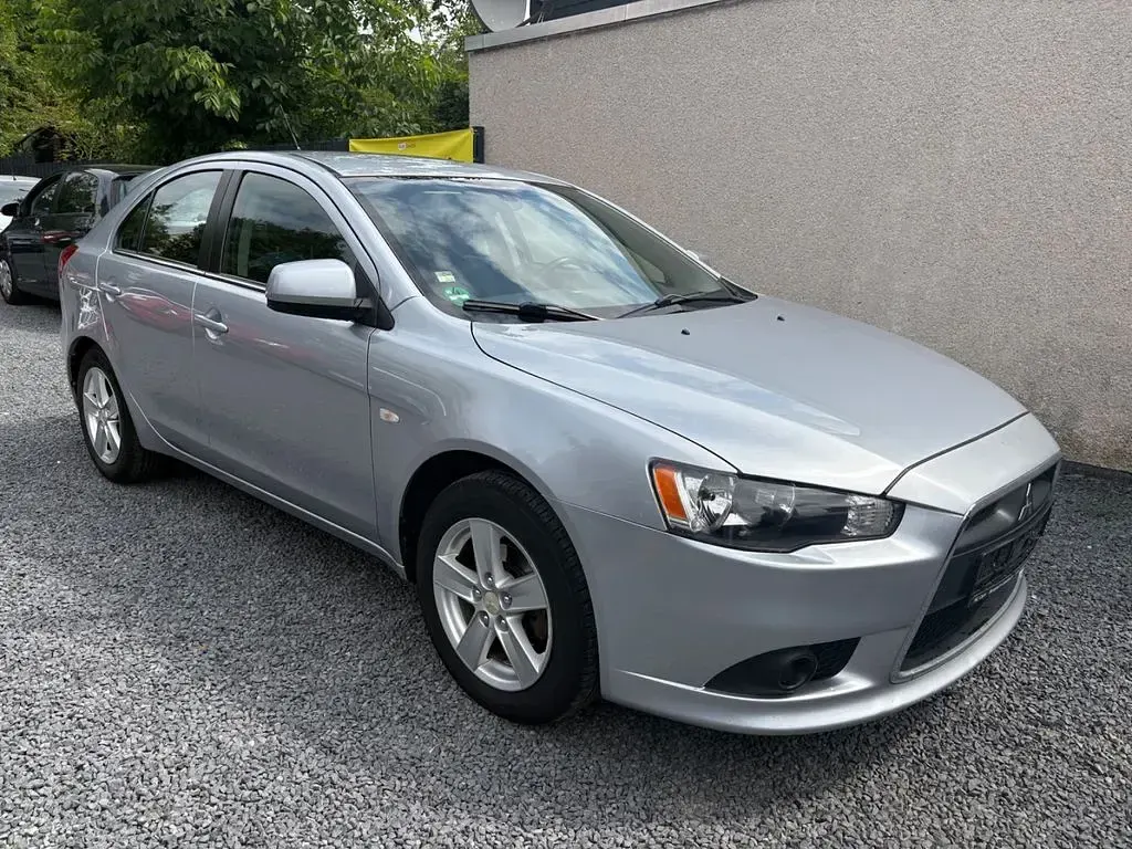Gebraucht Mitsubishi Lancer Inform 109 PS (80 kW) 2010 Silber Limousine