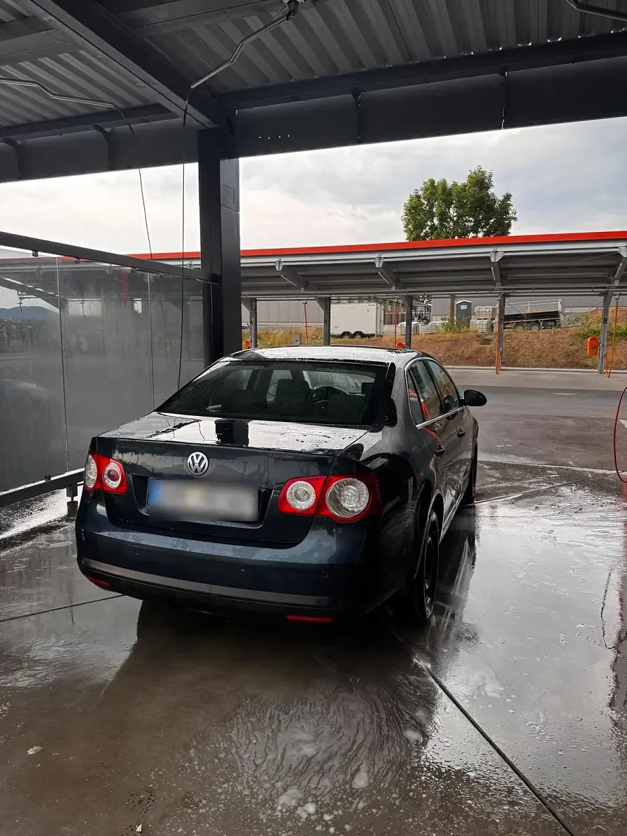 Gebraucht VW Jetta 140 PS (102 kW) 2010 Blau Limousine