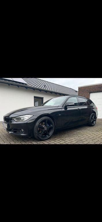 Schwarz Gebraucht 2013 BMW 330 Sport Line Kombi | 13.199 € (Teuer) - Bild 1/4