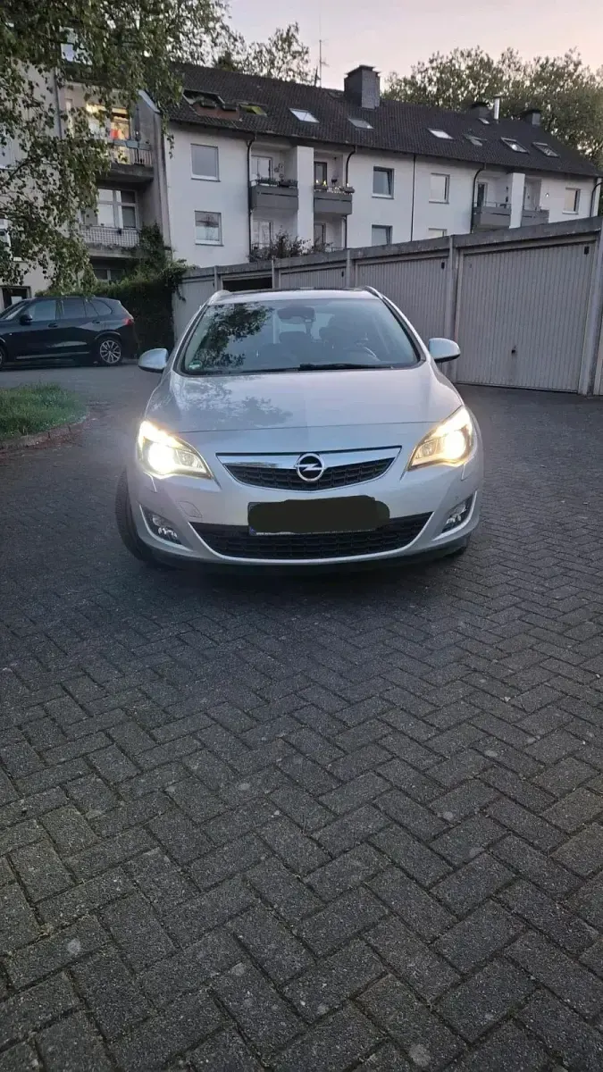 Gebraucht Opel Astra 140 PS (102 kW) 2011 Silber Kombi