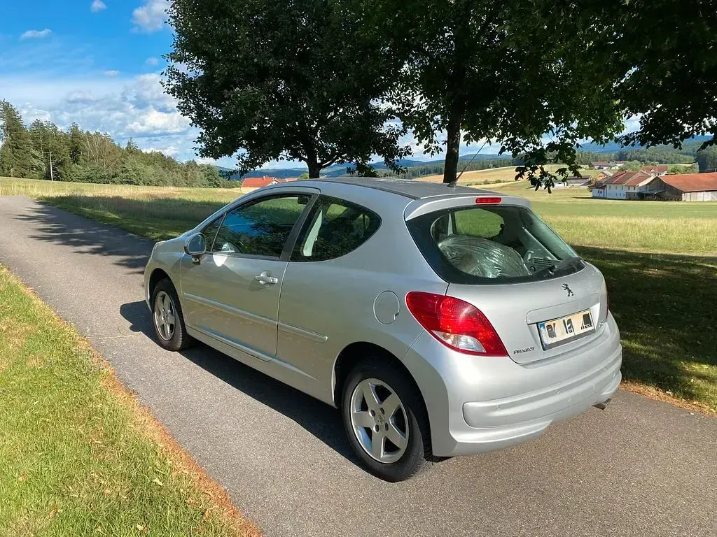Gebraucht Peugeot 207 Forever 95 PS (69 kW) 2012 Grau Limousine