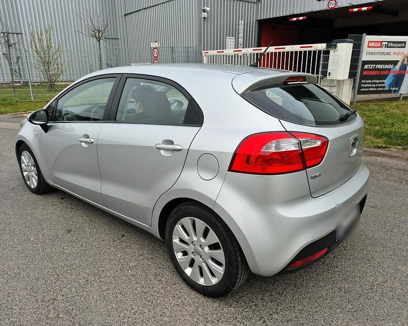 Second-hand Kia Rio 109 CP (80 kW) 2011 Gri Hatchback