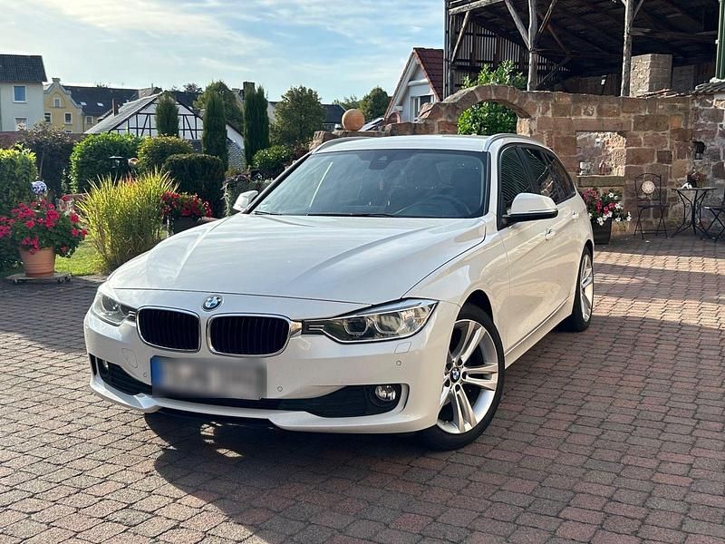 Weiß Gebraucht 2014 BMW 320 Kombi | 8.490 € (Fairer Preis) - Bild 1/4
