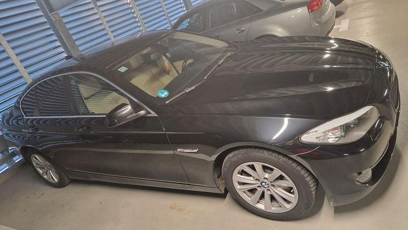 Schwarz Gebraucht 2013 BMW 530 Luxury Line Limousine | 13.700 € (Fairer Preis) - Bild 1/4