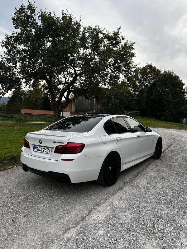Weiß Gebraucht 2014 BMW M550 Shadowline Limousine | 30.000 € (Teuer) - Bild 1/4
