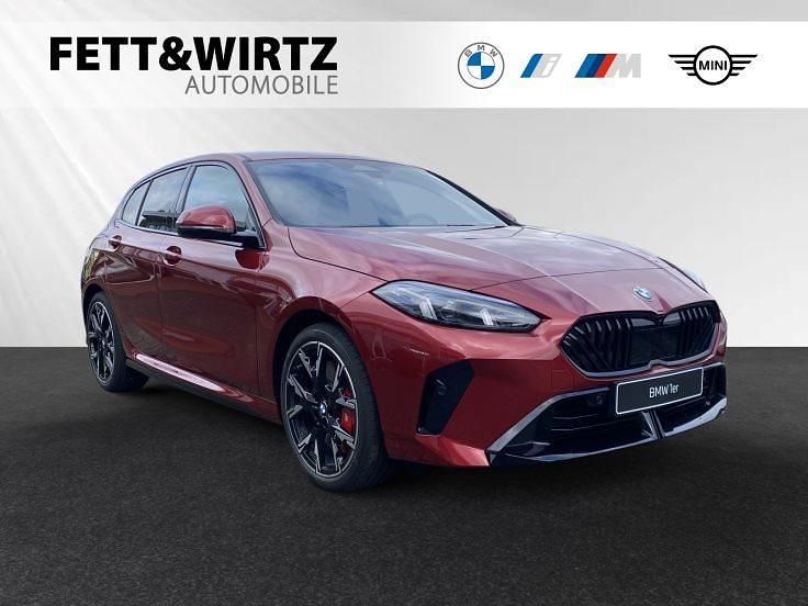 Fire red metallic Neu 2025 BMW 120 M Sport Kleinwagen | 39.990 € (Teuer) - Bild 1/3