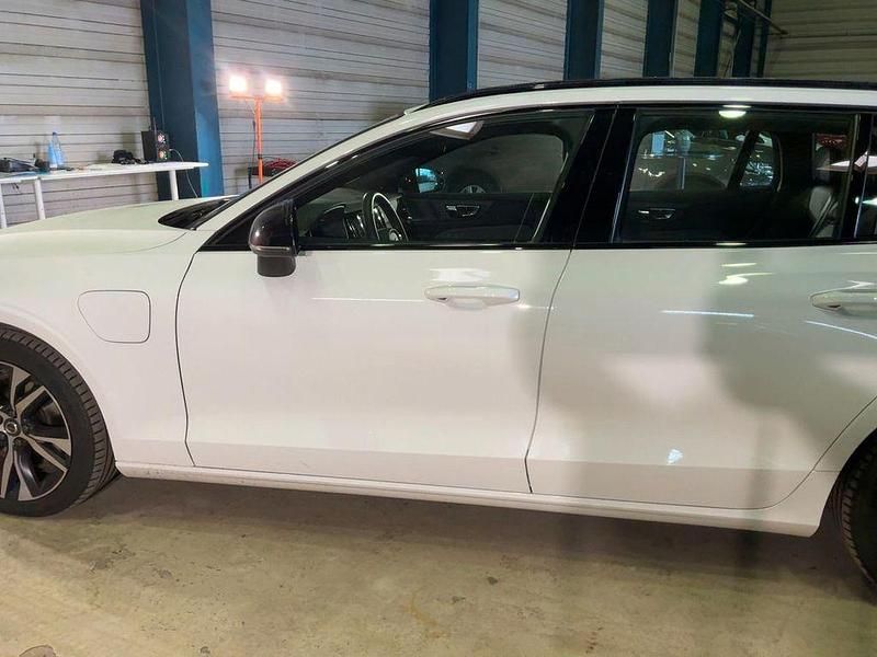 Weiß Gebraucht 2022 Volvo V60 Plus Kombi | 20.765 € - Bild 1/4