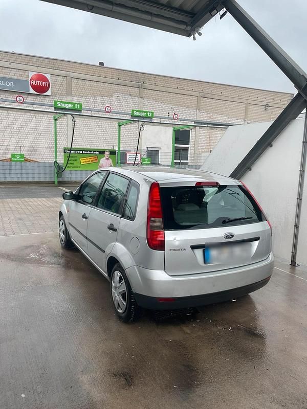 Gebraucht Ford Fiesta 60 PS (44 kW) 2003 Silber Kleinwagen