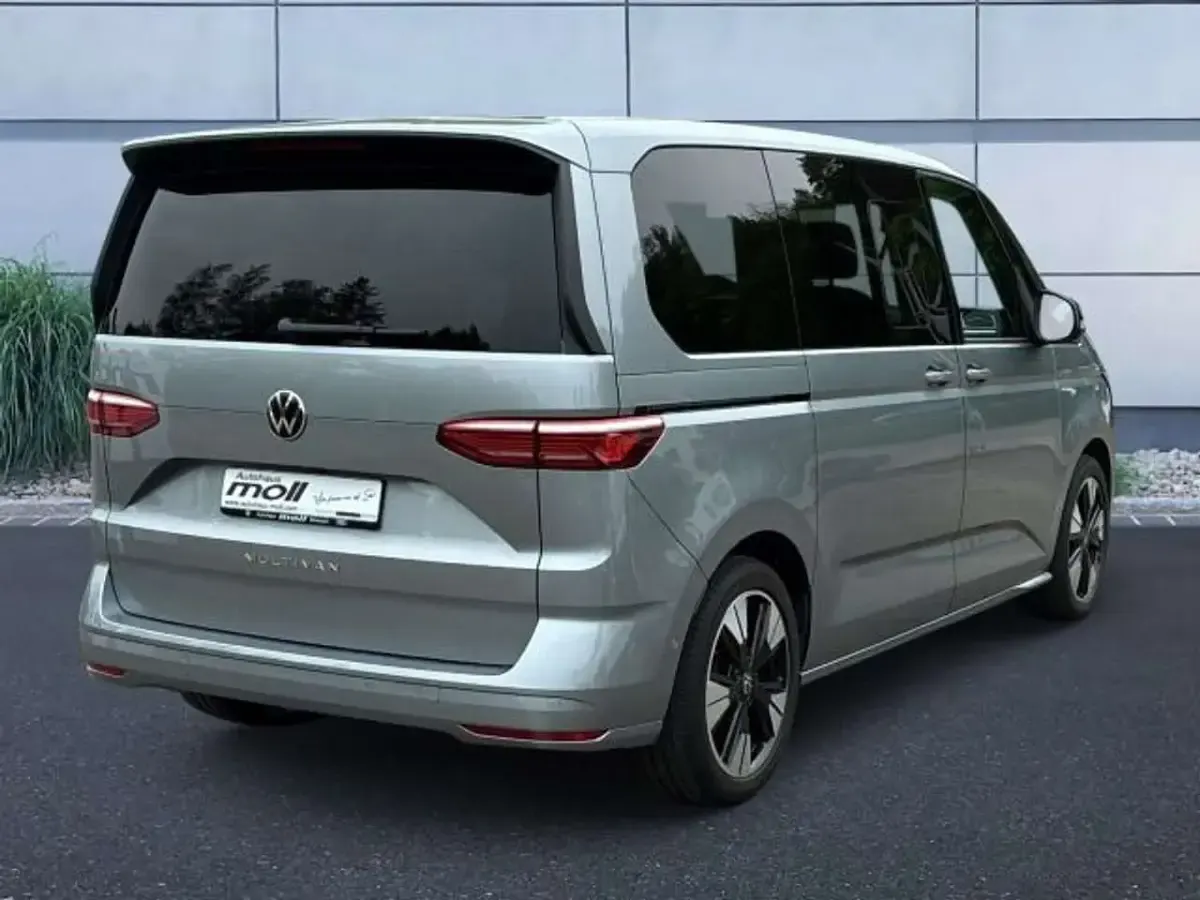 Gebraucht VW Multivan Life 150 PS (110 kW) 2025 Silber Van / Kleinbus