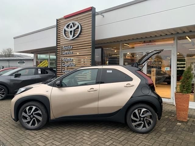 Neu Toyota Aygo X 72 PS (52 kW) 2026 Beige SUV