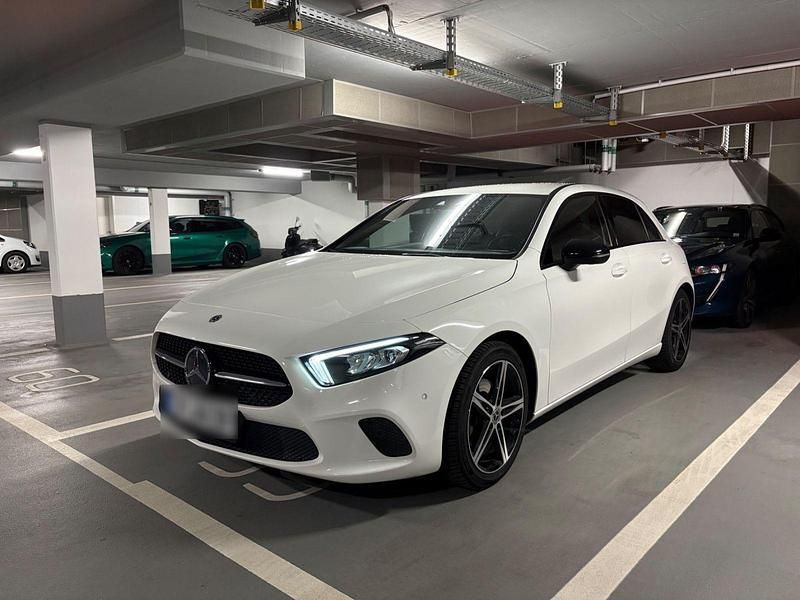 Weiß Gebraucht 2018 Mercedes A200 Kleinwagen | 22.999 € (Fairer Preis) - Bild 1/4