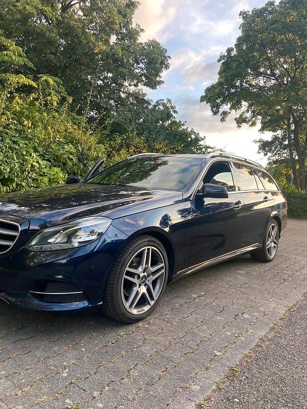Blau Gebraucht 2016 Mercedes E220 Edition Kombi | 17.800 € (Etwas zu teuer) - Bild 1/4