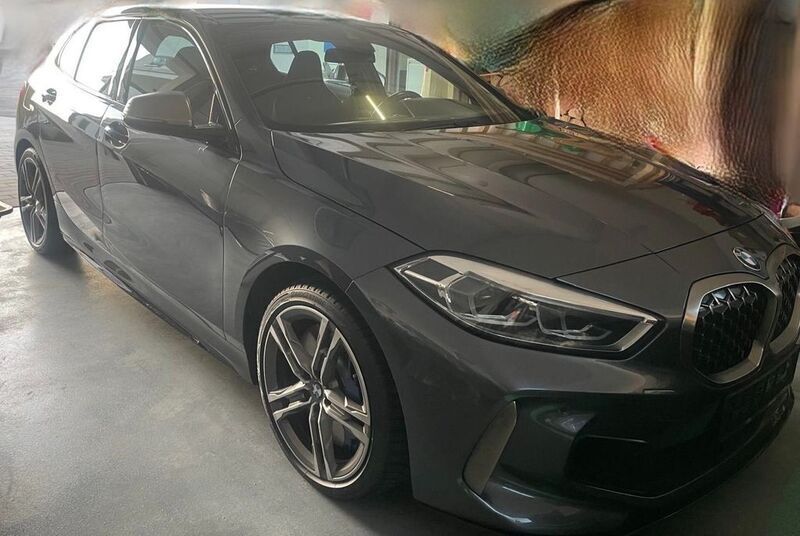 Grau Gebraucht 2020 BMW M135 Comfort Edition Kleinwagen | 20.990 € (Fairer Preis) - Bild 1/4
