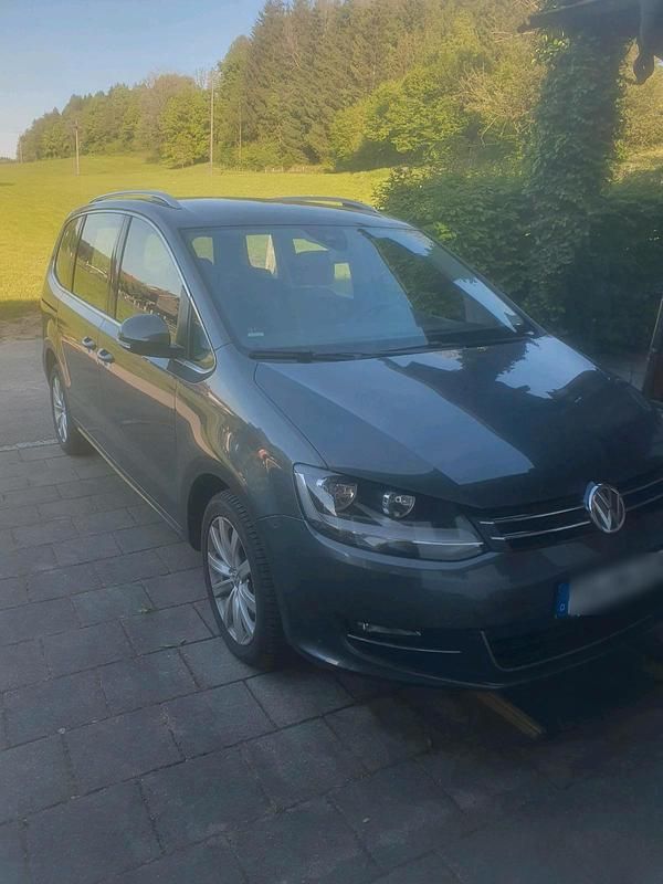 Grau Gebraucht 2019 VW Sharan Highline Van / Kleinbus | 29.900 € (Fairer Preis) - Bild 1/4