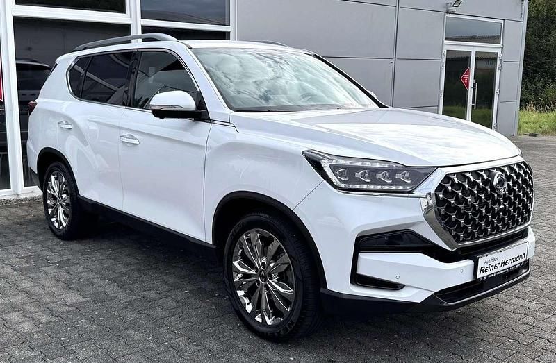 White pearl metallic Gebraucht 2024 Ssangyong Rexton Sapphire SUV | 43.680 € (Fairer Preis) - Bild 1/4