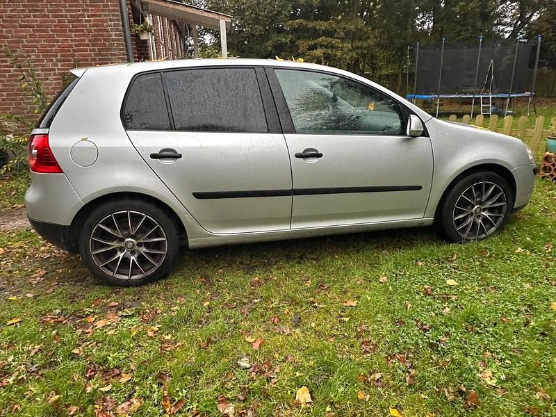 Silber Gebraucht 2004 VW Golf V Limousine | 500 € (Superpreis) - Bild 1/4