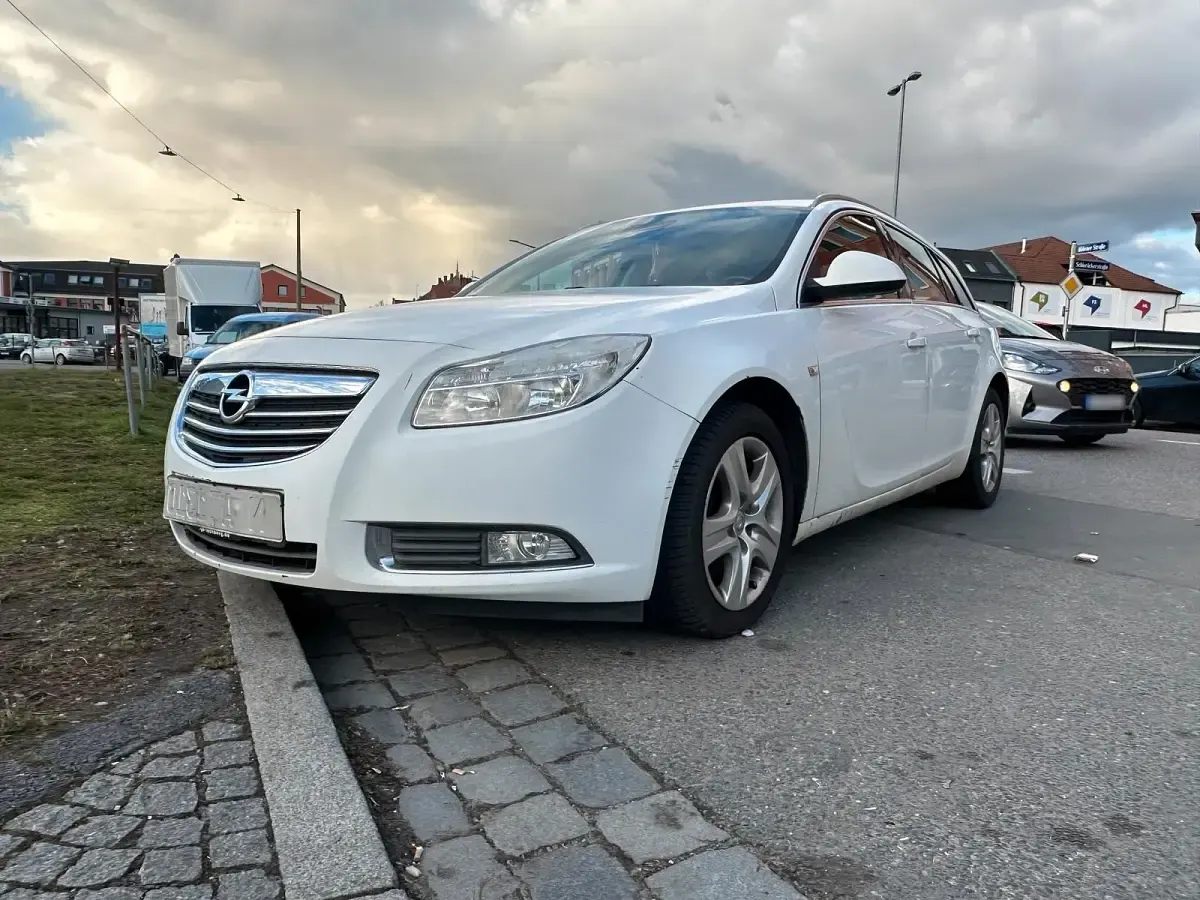 Gebraucht Opel Insignia 160 PS (117 kW) 2011 Weiß Kombi