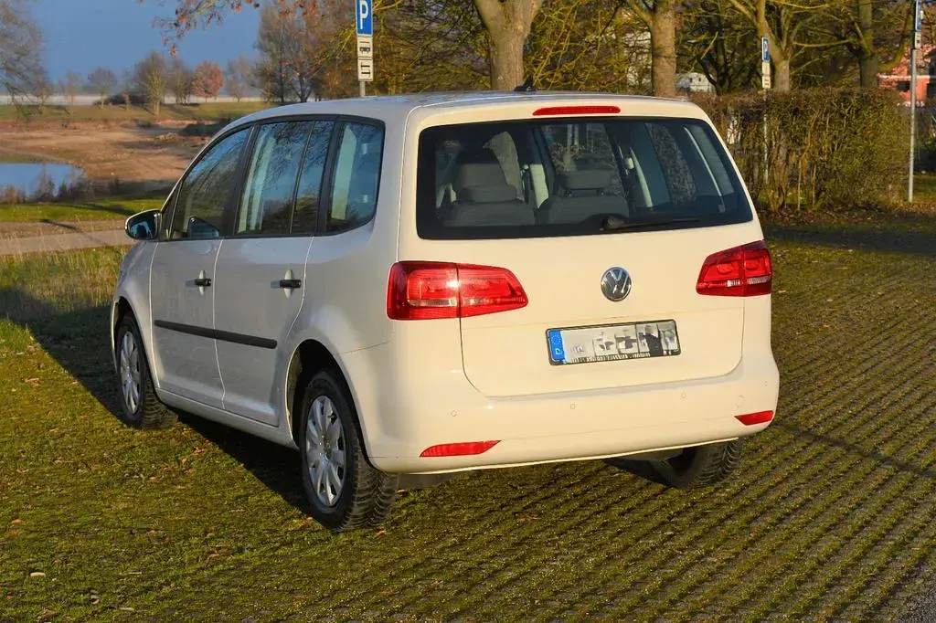 Gebraucht VW Touran Comfortline 105 PS (77 kW) 2012 Weiß Van / Kleinbus