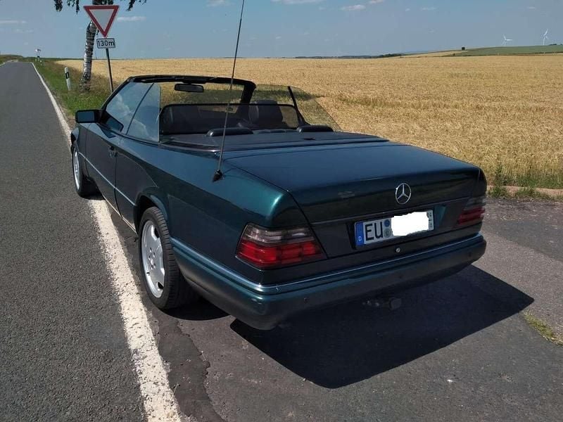 Grün Gebraucht 1997 Mercedes E220 Edition Cabrio | 26.000 € (Fairer Preis) - Bild 1/4