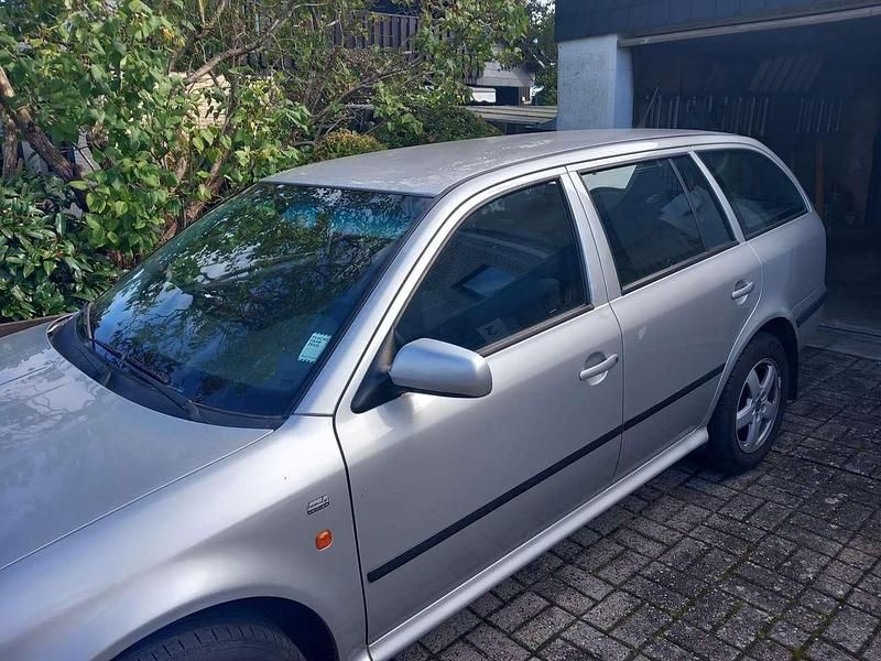 Silber Gebraucht 2002 Skoda Octavia Comfort Kombi | 1.111 € (Fairer Preis) - Bild 1/4