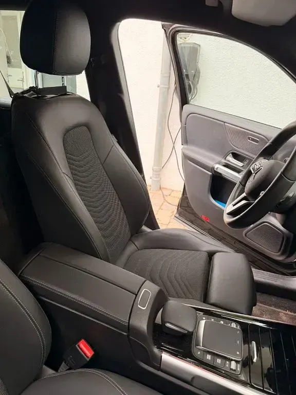 Gebraucht Mercedes EQB300 167 kW (228 PS) 2023 Schwarz SUV
