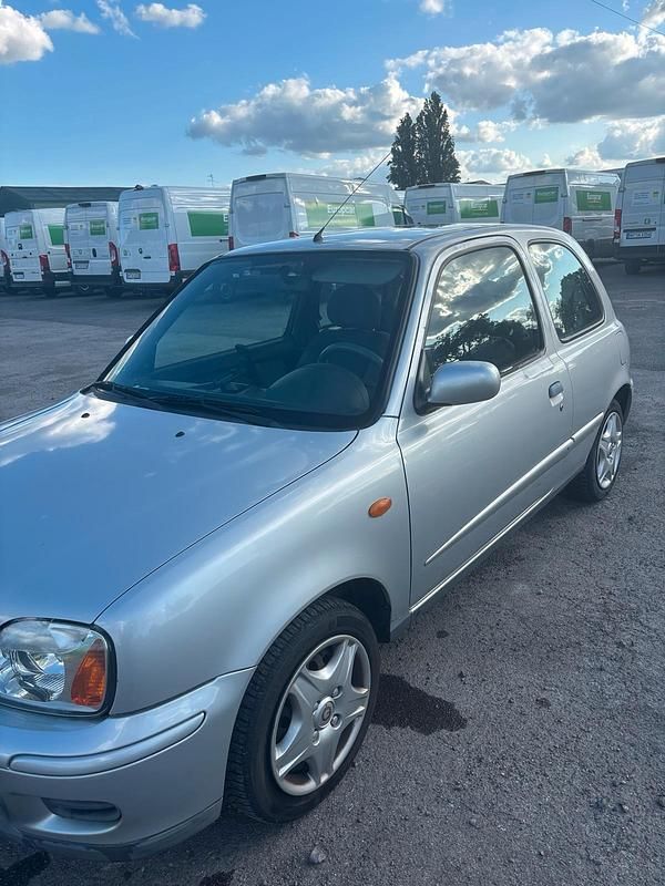Silber Gebraucht 2002 Nissan Micra Kleinwagen | 690 € - Bild 1/4