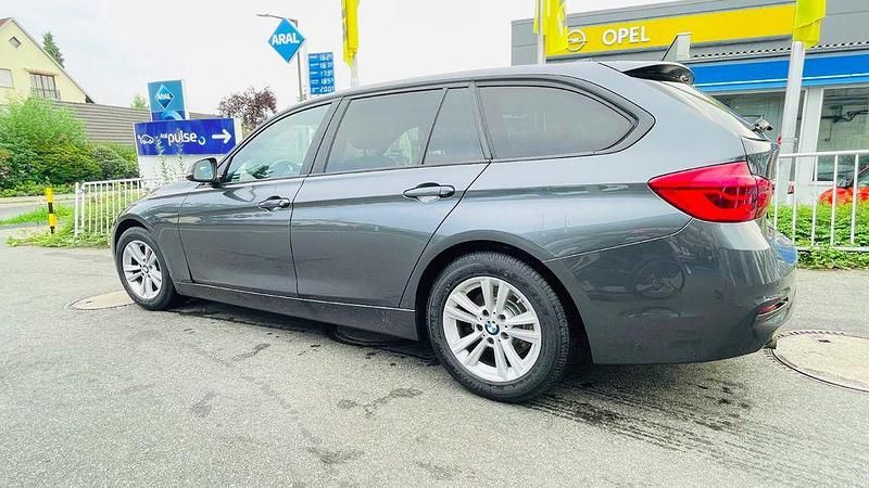 Grau Gebraucht 2016 BMW 318 Kombi | 9.400 € (Guter Preis) - Bild 1/4