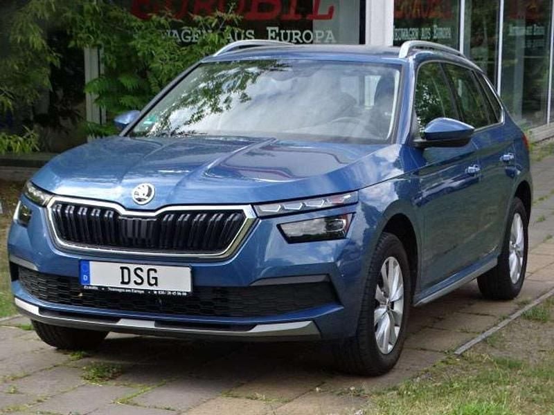 Titan blue metallic (9... Gebraucht 2021 Skoda Kamiq Style SUV | 18.198 € (Guter Preis) - Bild 1/4