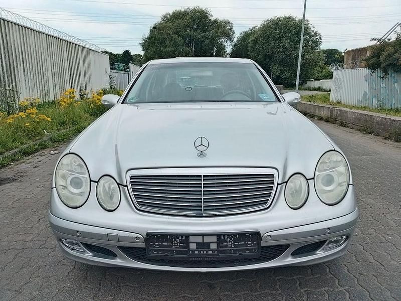 Silber Gebraucht 2003 Mercedes E220 Elegance Limousine | 2.700 € (Superpreis) - Bild 1/4