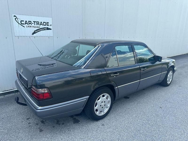 Second-hand Mercedes E250 113 CP (83 kW) 1995 Gri Berlinǎ