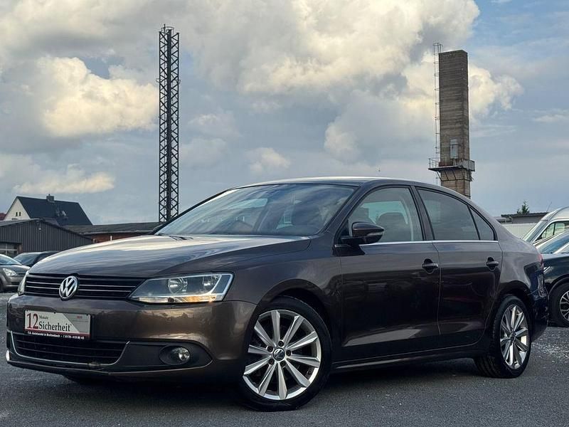 Braun Gebraucht 2012 VW Jetta Highline Limousine | 6.999 € (Fairer Preis) - Bild 1/4