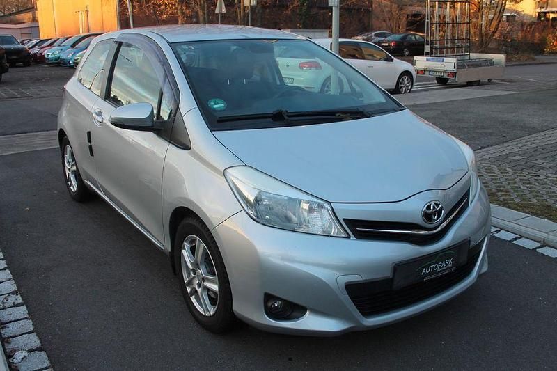 Gebraucht Toyota Yaris Cool 99 PS (72 kW) 2013 Silber Kleinwagen