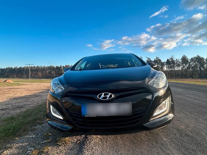 Gebraucht Hyundai i30 Style 99 PS (72 kW) 2012 Schwarz Limousine