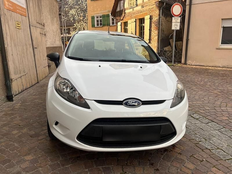 Gebraucht Ford Fiesta 69 PS (50 kW) 2012 Weiß Kleinwagen