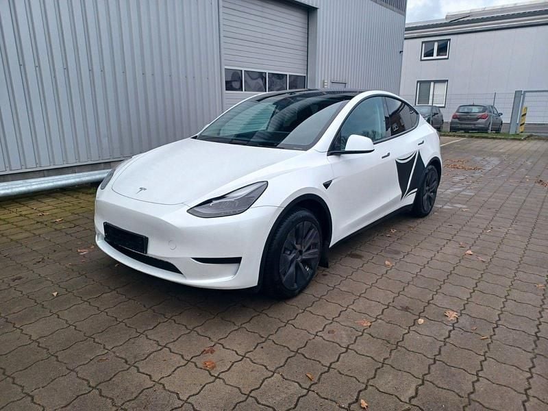 Weiß Gebraucht 2023 Tesla Model Y Standard Range SUV | 27.500 € (Superpreis) - Bild 1/4
