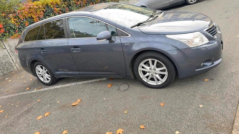 Blau Gebraucht 2011 Toyota Avensis Kombi | 3.999 € (Fairer Preis) - Bild 1/4